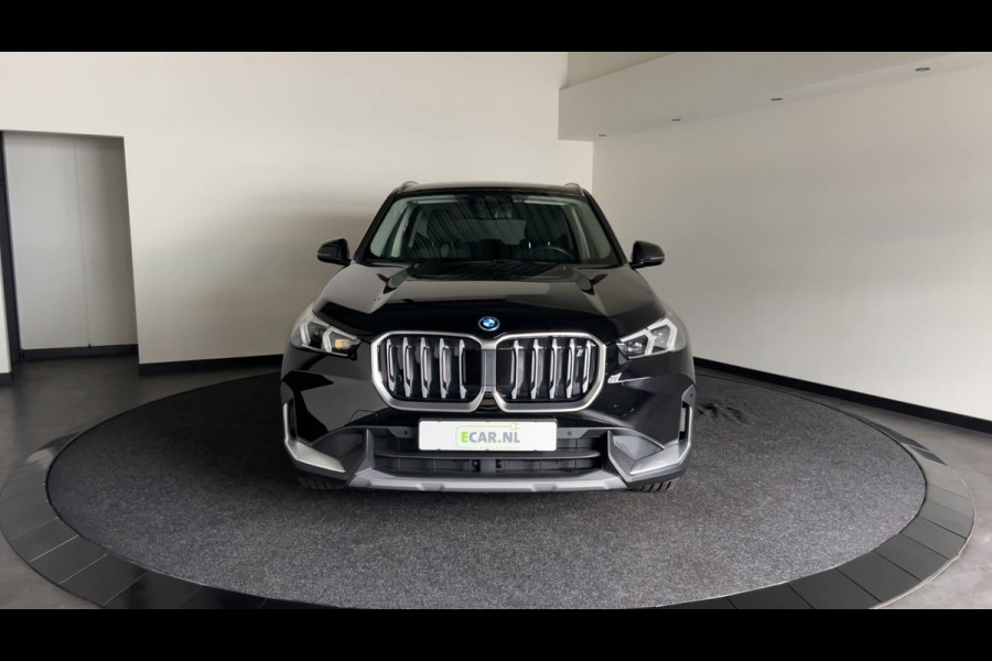 BMW iX1 xDrive30 Launch Edition 67 kWh Privacy Glass | Premium pakket | Comfort Pakket | Achteruitrijcamera | Winterset! | Soh (batterijcheck) 100%