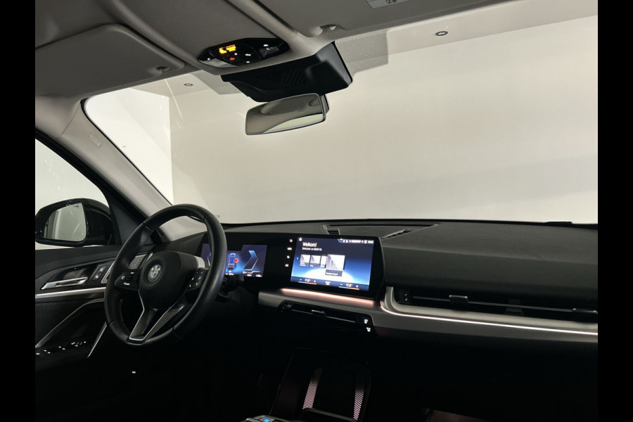 BMW iX1 xDrive30 Launch Edition 67 kWh Privacy Glass | Premium pakket | Comfort Pakket | Achteruitrijcamera | Winterset! | Soh (batterijcheck) 100%