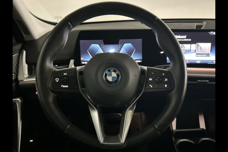 BMW iX1 xDrive30 Launch Edition 67 kWh Privacy Glass | Premium pakket | Comfort Pakket | Achteruitrijcamera | Winterset! | Soh (batterijcheck) 100%