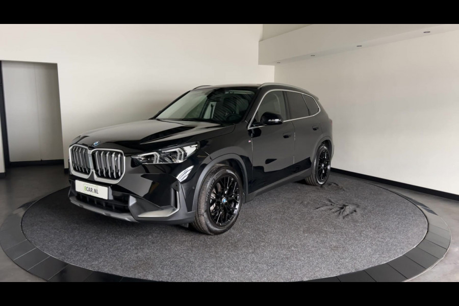 BMW iX1 xDrive30 Launch Edition 67 kWh Privacy Glass | Premium pakket | Comfort Pakket | Achteruitrijcamera | Winterset! | Soh (batterijcheck) 100%