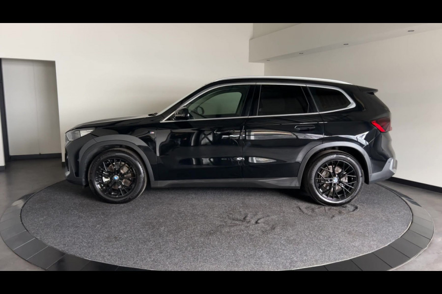 BMW iX1 xDrive30 Launch Edition 67 kWh Privacy Glass | Premium pakket | Comfort Pakket | Achteruitrijcamera | Winterset! | Soh (batterijcheck) 100%