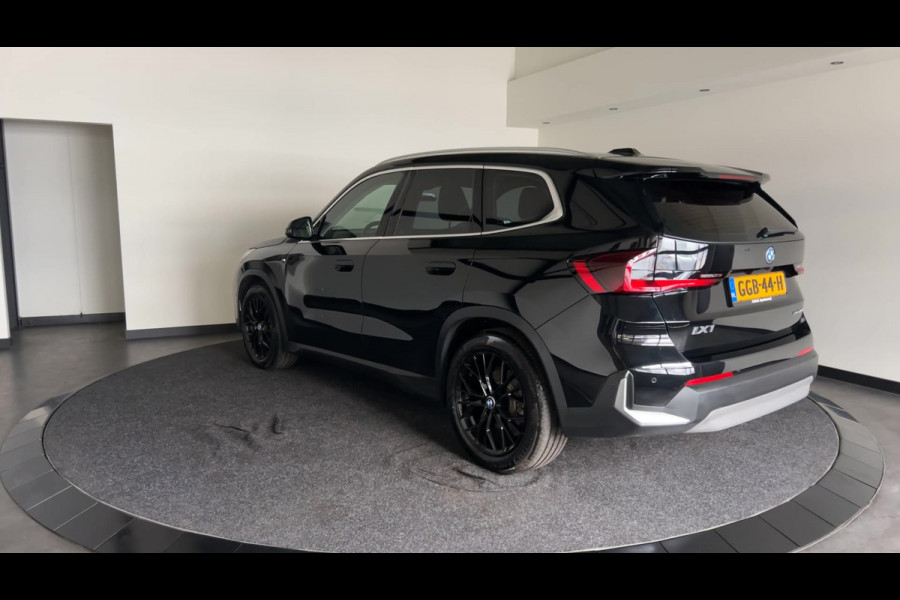 BMW iX1 xDrive30 Launch Edition 67 kWh Privacy Glass | Premium pakket | Comfort Pakket | Achteruitrijcamera | Winterset! | Soh (batterijcheck) 100%
