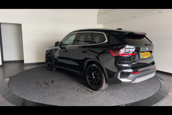 BMW iX1 xDrive30 Launch Edition 67 kWh Privacy Glass | Premium pakket | Comfort Pakket | Achteruitrijcamera | Winterset! | Soh (batterijcheck) 100%
