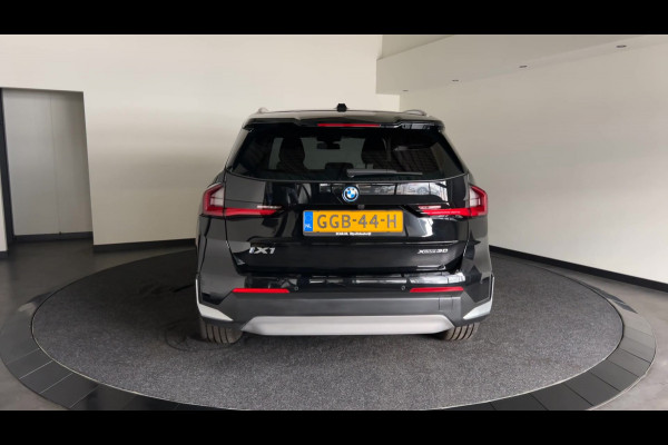 BMW iX1 xDrive30 Launch Edition 67 kWh Privacy Glass | Premium pakket | Comfort Pakket | Achteruitrijcamera | Winterset! | Soh (batterijcheck) 100%
