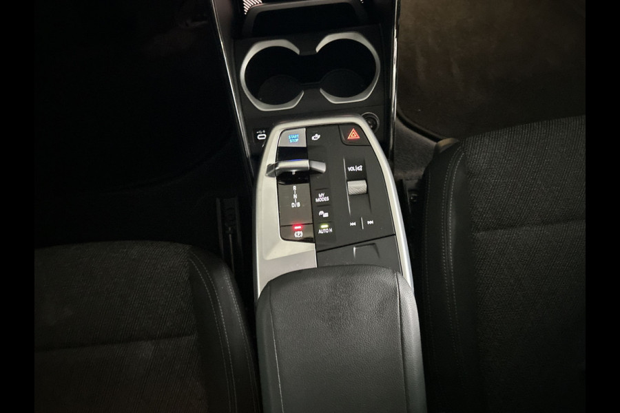 BMW iX1 xDrive30 Launch Edition 67 kWh Privacy Glass | Premium pakket | Comfort Pakket | Achteruitrijcamera | Winterset! | Soh (batterijcheck) 100%