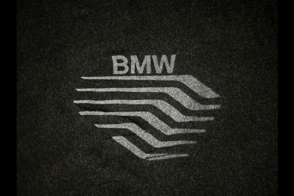 BMW iX1 xDrive30 Launch Edition 67 kWh Privacy Glass | Premium pakket | Comfort Pakket | Achteruitrijcamera | Winterset! | Soh (batterijcheck) 100%