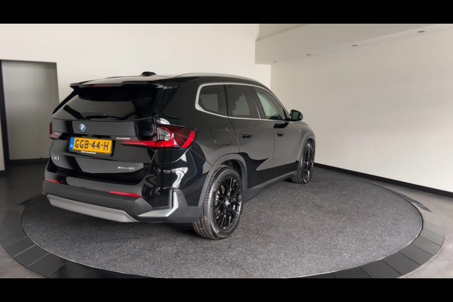 BMW iX1 xDrive30 Launch Edition 67 kWh Privacy Glass | Premium pakket | Comfort Pakket | Achteruitrijcamera | Winterset! | Soh (batterijcheck) 100%