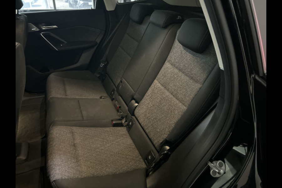 BMW iX1 xDrive30 Launch Edition 67 kWh Privacy Glass | Premium pakket | Comfort Pakket | Achteruitrijcamera | Winterset! | Soh (batterijcheck) 100%