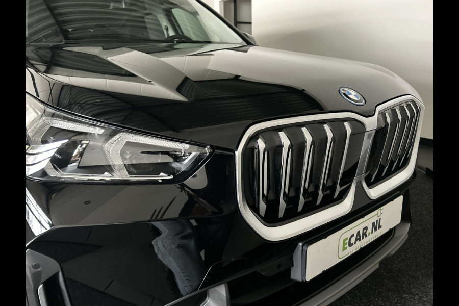 BMW iX1 xDrive30 Launch Edition 67 kWh Privacy Glass | Premium pakket | Comfort Pakket | Achteruitrijcamera | Winterset! | Soh (batterijcheck) 100%