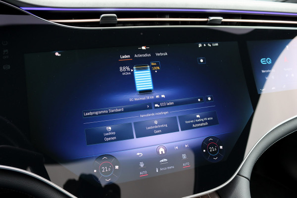 Mercedes-Benz EQE 300 AMG Line 89 kWh | Hyperscreen |  Achterasbesturing | Distronic+ | Panoramadak | Burmester | Digital Light | Verwarmd Stuurwiel | Warmtepomp | Luchtkwaliteitspakket |