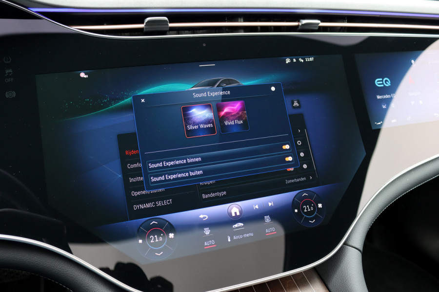 Mercedes-Benz EQE 300 AMG Line 89 kWh | Hyperscreen |  Achterasbesturing | Distronic+ | Panoramadak | Burmester | Digital Light | Verwarmd Stuurwiel | Warmtepomp | Luchtkwaliteitspakket |