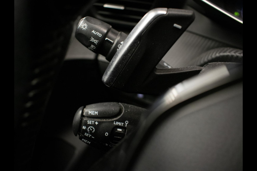 Peugeot 208 1.2 PureTech Allure Sport (APPLE CARPLAY,NAVI,CRUISE,LED,SFEERVERLICHTING,KEYLESS,CAMERA,PDC,DAB,LM VELGEN,NETTESTAAT)