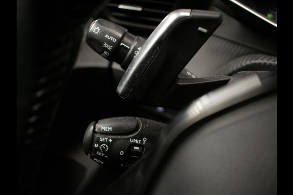 Peugeot 208 1.2 PureTech Allure Sport (APPLE CARPLAY,NAVI,CRUISE,LED,SFEERVERLICHTING,KEYLESS,CAMERA,PDC,DAB,LM VELGEN,NETTESTAAT)