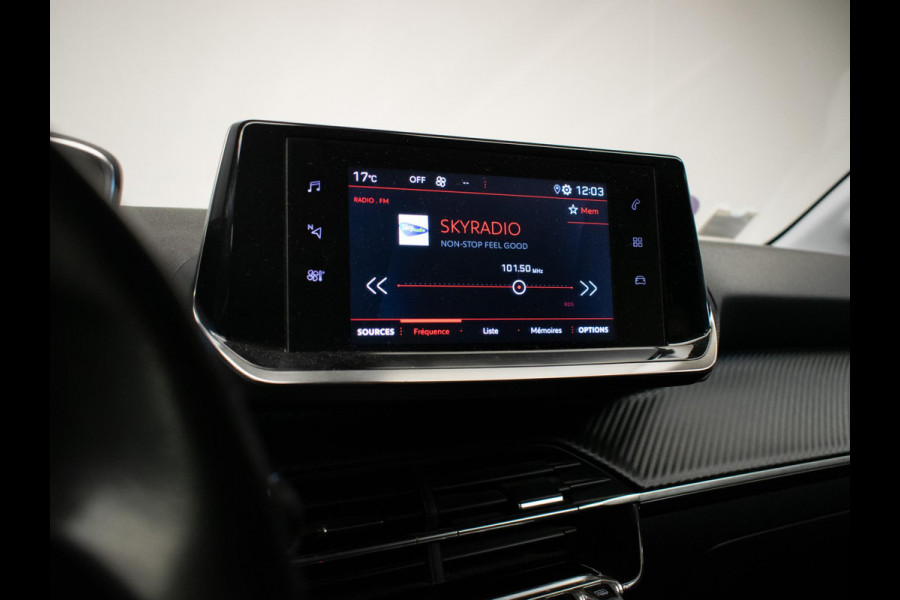 Peugeot 208 1.2 PureTech Allure Sport (APPLE CARPLAY,NAVI,CRUISE,LED,SFEERVERLICHTING,KEYLESS,CAMERA,PDC,DAB,LM VELGEN,NETTESTAAT)