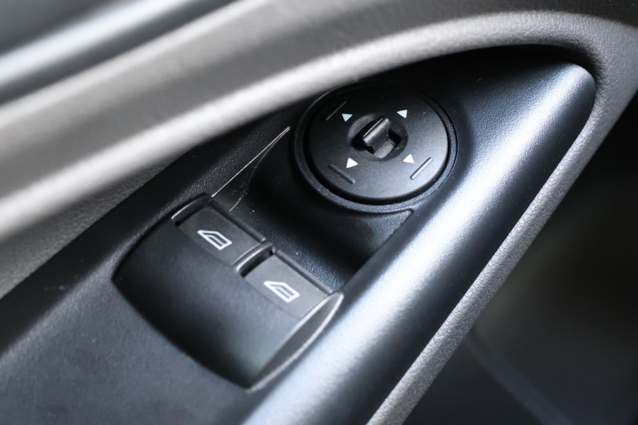 Ford Transit Connect 1.5 EcoBlue 120PK L2 | Navigatie | CarPlay | Camera | Cruise control | 3-Zitter | Trekhaak | Airco | PDC | Airco | Dealer onderhouden | Nieuwe APK | Onderhoudsbeurt
