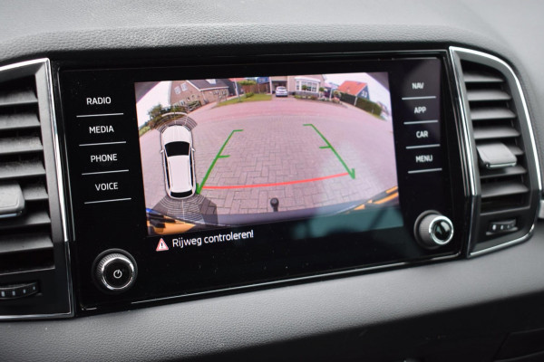 Škoda Karoq 1.5 TSI ACT | LEDER | TREKHAAK | CAMERA | APPLE CARPLAY | ANDROID AUTO | STOELVERWARMING | DEALER ONDERHOUDEN