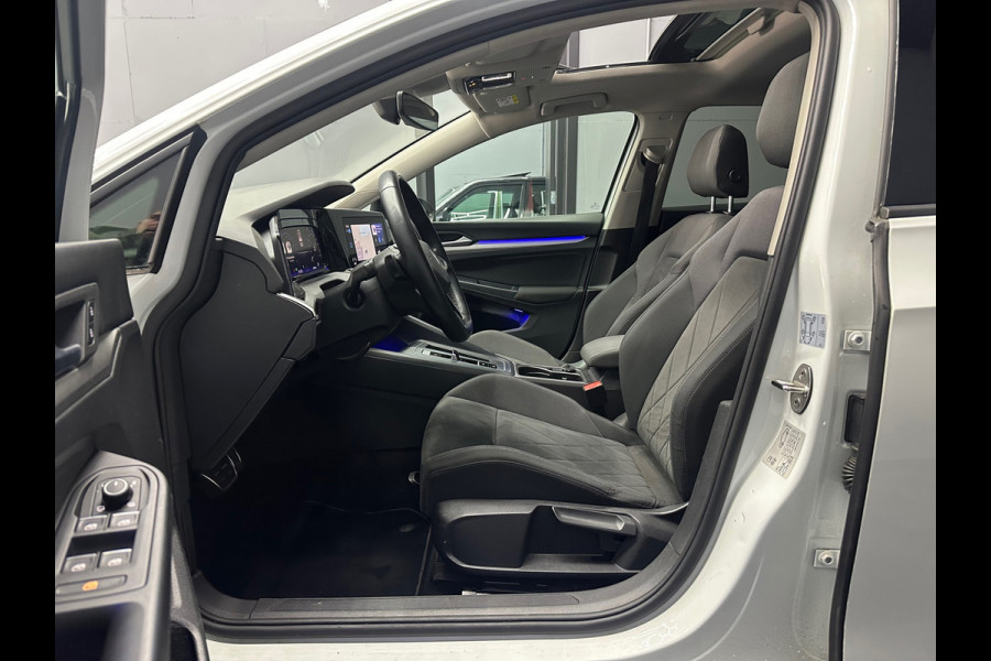 Volkswagen Golf 8 eTSI Life Business PANO