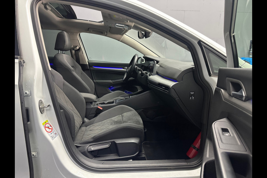 Volkswagen Golf 8 eTSI Life Business PANO