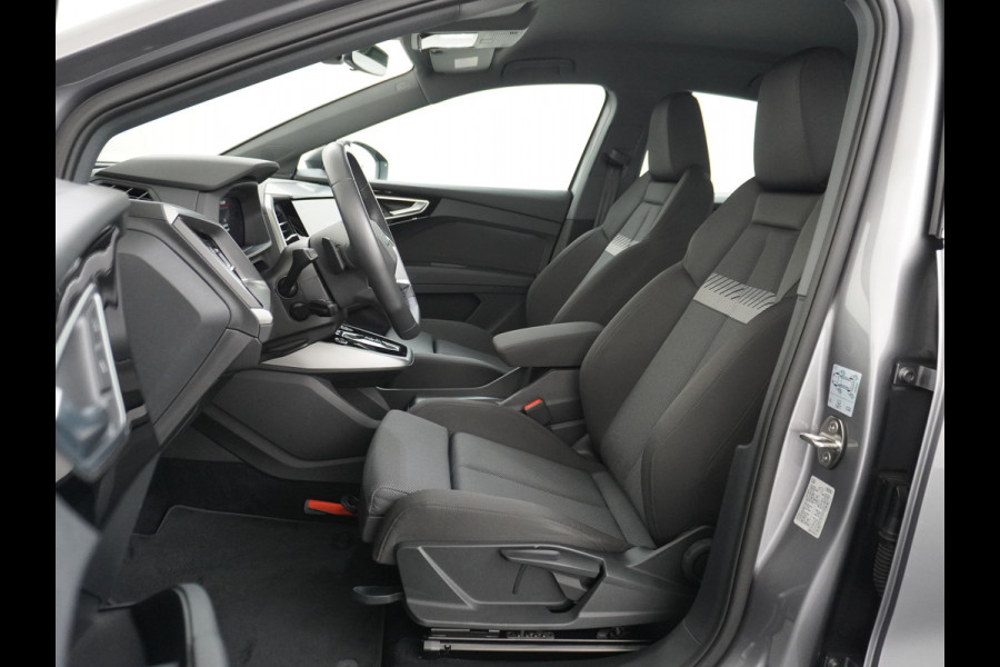 Audi Q4 e-tron 40 204pk 77kWh Adap.Cruise Sport-St. 20" Apple Carplay Android Camera Navi Matrix Led Elek.Achterklep Trekhaak Ecc Stoelverwarmi Audi sound system Assistentiepakketten-Parking/Tour/Plus 1e Eigenaar Origineel Nederlandse Auto 1.000kg trekvermogen € 63.000nieuw