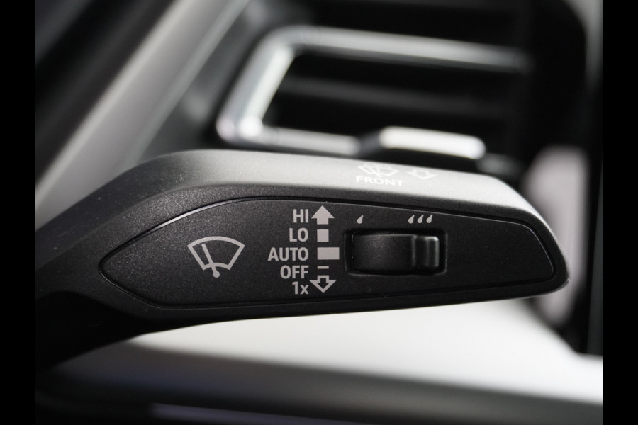 Audi Q4 e-tron 40 204pk 77kWh Adap.Cruise Sport-St. 20" Apple Carplay Android Camera Navi Matrix Led Elek.Achterklep Trekhaak Ecc Stoelverwarmi Audi sound system Assistentiepakketten-Parking/Tour/Plus 1e Eigenaar Origineel Nederlandse Auto 1.000kg trekvermogen € 63.000nieuw