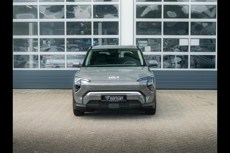 Kia EV3 Plus 58.3 kWh ANWB Private Lease v.a. € 469,- | Snelle Levering | Navi | 17" | Adapt. Cruise | Clima | PDC | Dakrails | Stoel&Stuurverw. | Priv Glass | BSM | Private Lease € 516,- Actie !