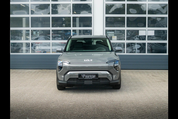Kia EV3 Plus 58.3 kWh ANWB Private Lease v.a. € 469,- | Snelle Levering | Navi | 17" | Adapt. Cruise | Clima | PDC | Dakrails | Stoel&Stuurverw. | Priv Glass | BSM | Private Lease € 516,- Actie !