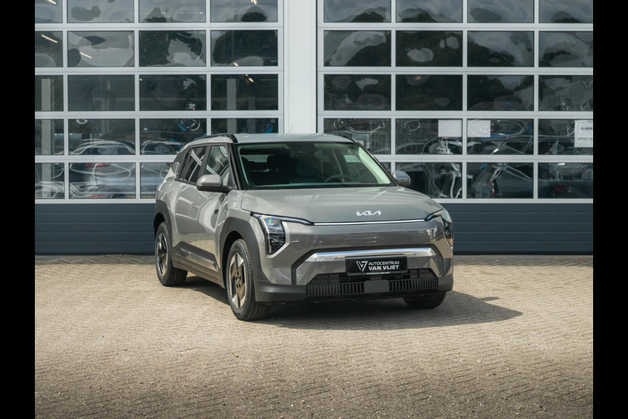 Kia EV3 Plus 58.3 kWh ANWB Private Lease v.a. € 469,- | Snelle Levering | Navi | 17" | Adapt. Cruise | Clima | PDC | Dakrails | Stoel&Stuurverw. | Priv Glass | BSM | Private Lease € 516,- Actie !
