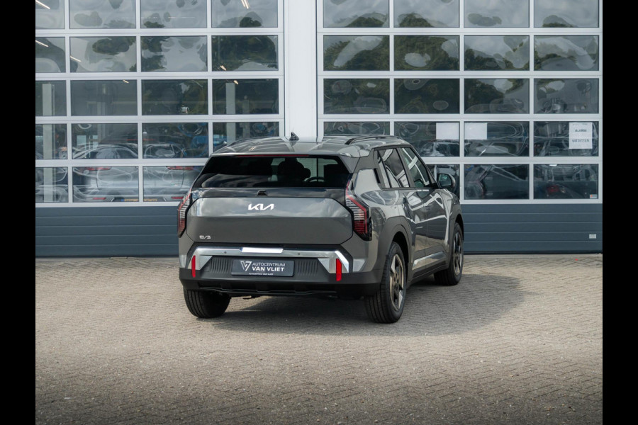 Kia EV3 Plus 58.3 kWh ANWB Private Lease v.a. € 469,- | Snelle Levering | Navi | 17" | Adapt. Cruise | Clima | PDC | Dakrails | Stoel&Stuurverw. | Priv Glass | BSM | Private Lease € 516,- Actie !