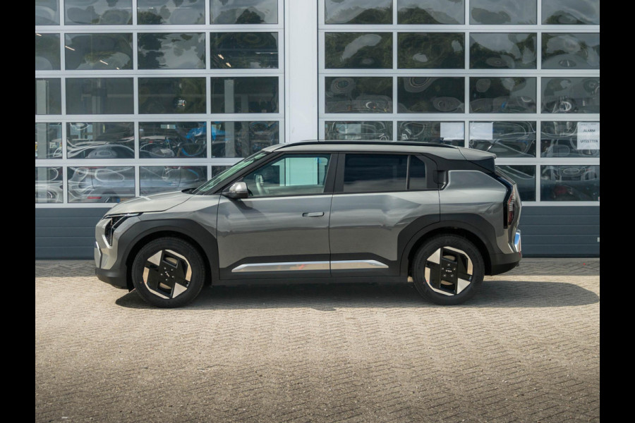 Kia EV3 Plus 58.3 kWh ANWB Private Lease v.a. € 469,- | Snelle Levering | Navi | 17" | Adapt. Cruise | Clima | PDC | Dakrails | Stoel&Stuurverw. | Priv Glass | BSM | Private Lease € 516,- Actie !