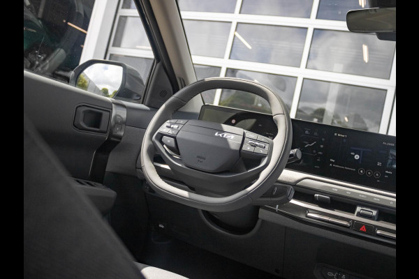Kia EV3 Plus 58.3 kWh ANWB Private Lease v.a. € 469,- | Snelle Levering | Navi | 17" | Adapt. Cruise | Clima | PDC | Dakrails | Stoel&Stuurverw. | Priv Glass | BSM | Private Lease € 516,- Actie !