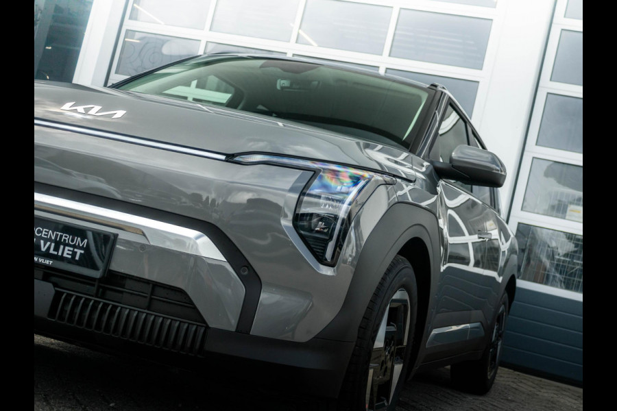 Kia EV3 Plus 58.3 kWh ANWB Private Lease v.a. € 469,- | Snelle Levering | Navi | 17" | Adapt. Cruise | Clima | PDC | Dakrails | Stoel&Stuurverw. | Priv Glass | BSM | Private Lease € 516,- Actie !