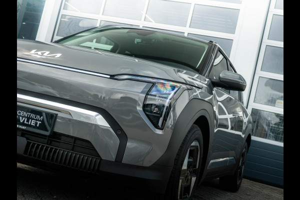 Kia EV3 Plus 58.3 kWh ANWB Private Lease v.a. € 469,- | Snelle Levering | Navi | 17" | Adapt. Cruise | Clima | PDC | Dakrails | Stoel&Stuurverw. | Priv Glass | BSM | Private Lease € 516,- Actie !