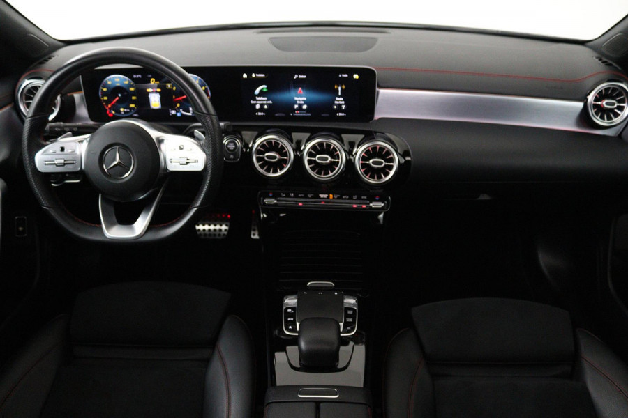 Mercedes-Benz CLA-Klasse Shooting Brake 220 Advantage (PANORAMADAK, SFEERVERLICHTING, PARKEERSENSOREN, CAMERA, NAVI, NL-AUTO)