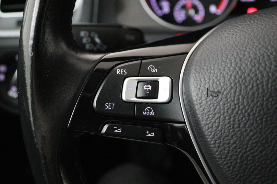 Volkswagen Golf 1.0 TSI Comfortline Business (PARKEERSENSOREN, TREKHAAK, STOELVERWARMING, CRUISE CONTROL, NL-AUTO)