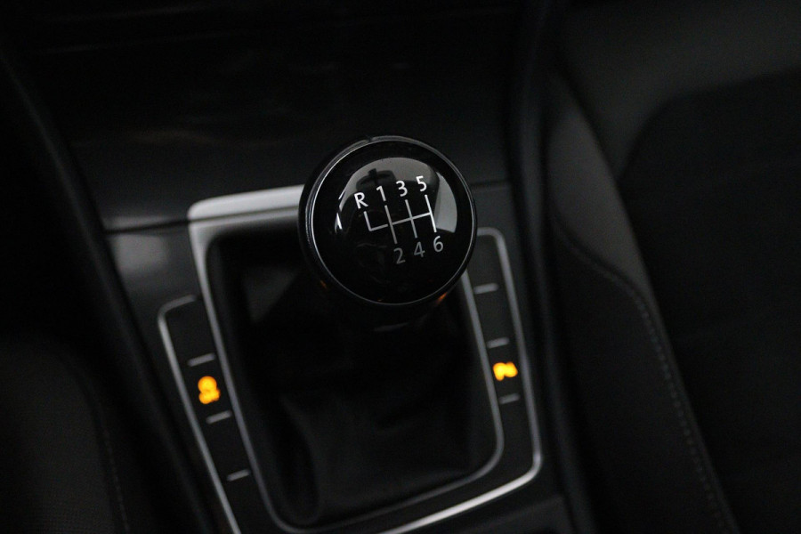 Volkswagen Golf 1.0 TSI Comfortline Business (PARKEERSENSOREN, TREKHAAK, STOELVERWARMING, CRUISE CONTROL, NL-AUTO)