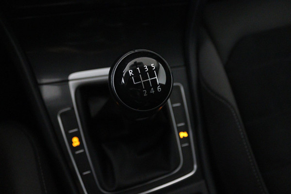 Volkswagen Golf 1.0 TSI Comfortline Business (PARKEERSENSOREN, TREKHAAK, STOELVERWARMING, CRUISE CONTROL, NL-AUTO)