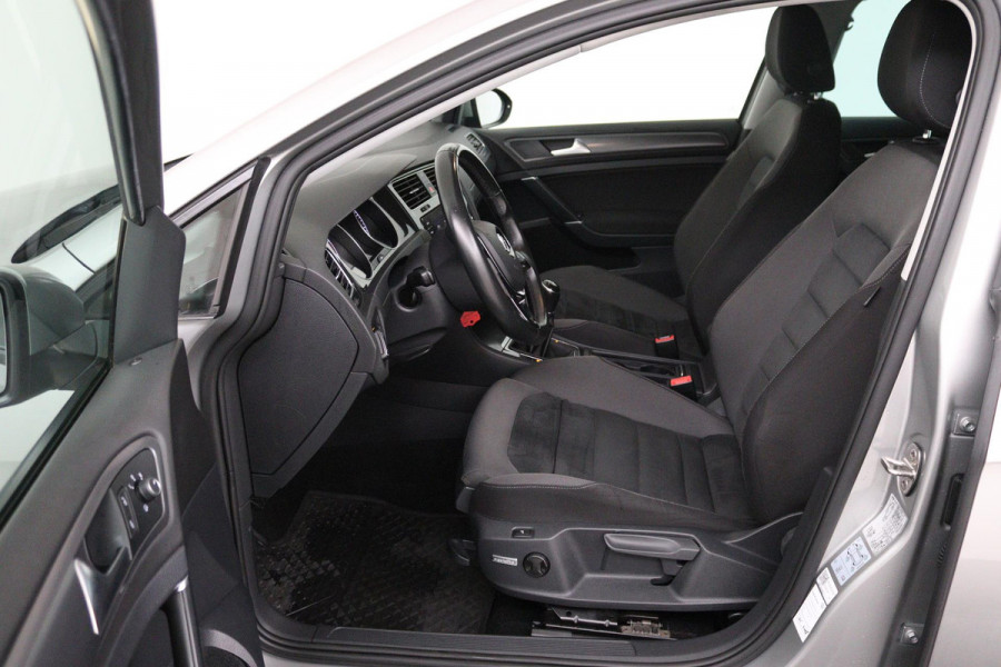 Volkswagen Golf 1.0 TSI Comfortline Business (PARKEERSENSOREN, TREKHAAK, STOELVERWARMING, CRUISE CONTROL, NL-AUTO)