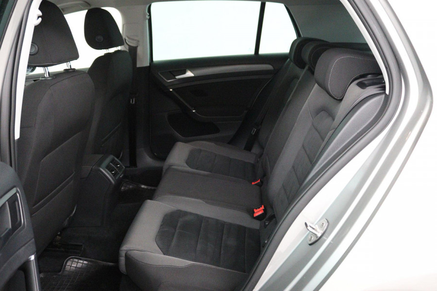 Volkswagen Golf 1.0 TSI Comfortline Business (PARKEERSENSOREN, TREKHAAK, STOELVERWARMING, CRUISE CONTROL, NL-AUTO)