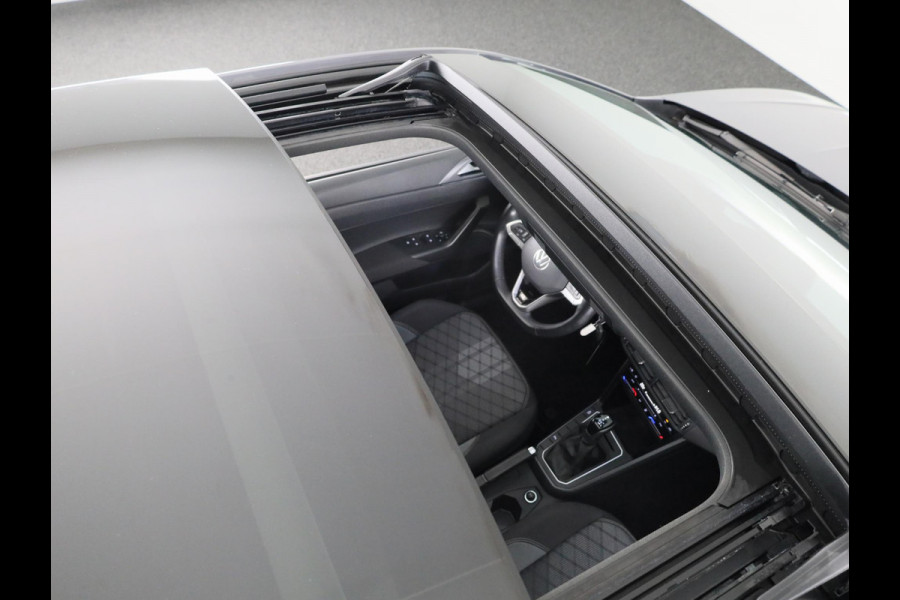 Volkswagen Taigo 1.0 TSI R-Line 110 pk Automaat (DSG) | Navigatie | Panoramadak | Parkeersensoren | Matrix LED koplampen | Adaptieve cruise control | R-line |