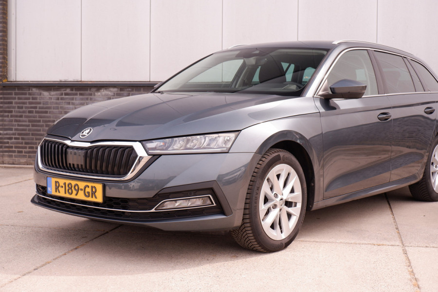 Škoda Octavia Combi 1.5 e-TSI Business Edition Plus | Trekhaak | Head-Up | Carplay | LED | Sfeerverl. | Camera | Memory