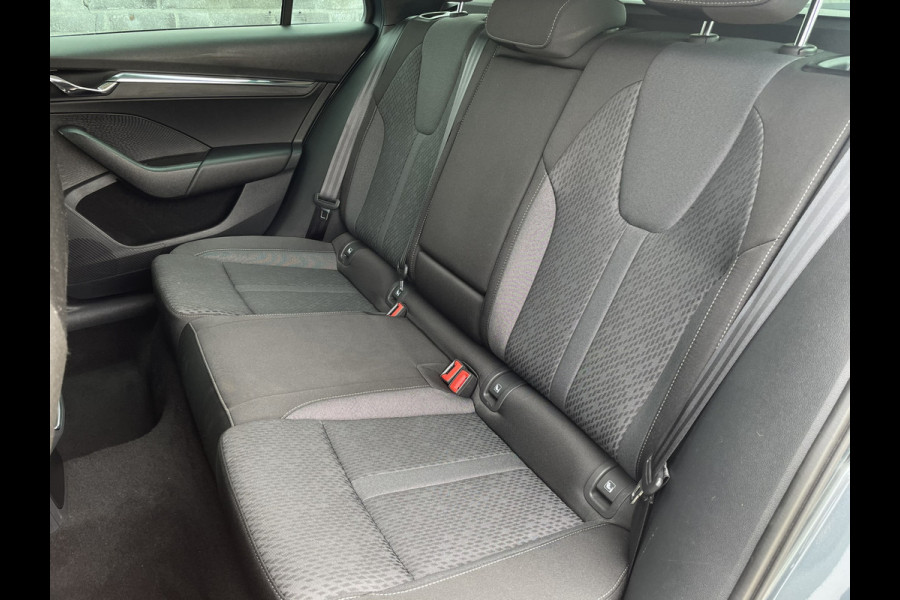 Škoda Octavia Combi 1.5 e-TSI Business Edition Plus | Trekhaak | Head-Up | Carplay | LED | Sfeerverl. | Camera | Memory