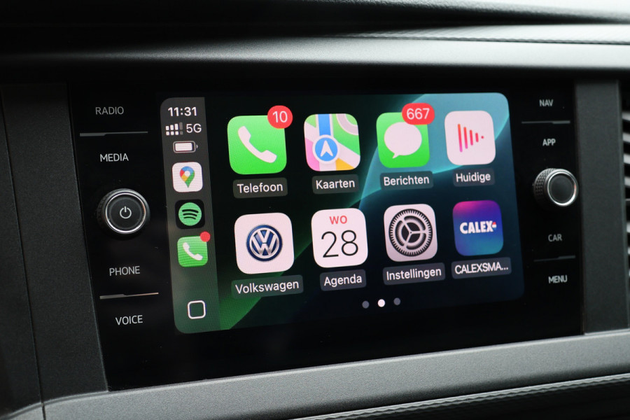 Volkswagen Transporter 2.0 TDI L2H1 150 PK BULLI | LED Koplampen | ACC | Camera | CarPlay | Trekhaak | 3-Zitter | Marge | BTW & BPM Vrij | Dealer onderhouden | Nieuwe distributieriem