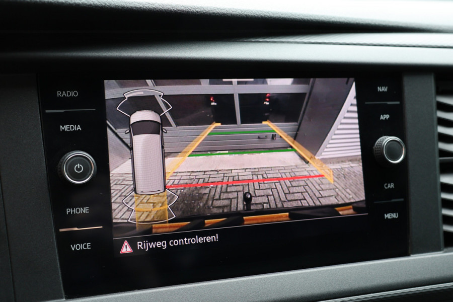 Volkswagen Transporter 2.0 TDI L2H1 150 PK BULLI | LED Koplampen | ACC | Camera | CarPlay | Trekhaak | 3-Zitter | Marge | BTW & BPM Vrij | Dealer onderhouden | Nieuwe distributieriem