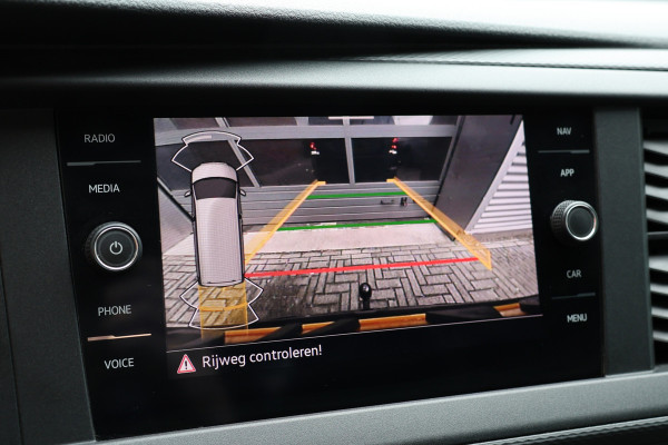 Volkswagen Transporter 2.0 TDI L2H1 150 PK BULLI | LED Koplampen | ACC | Camera | CarPlay | Trekhaak | 3-Zitter | Marge | BTW & BPM Vrij | Dealer onderhouden | Nieuwe distributieriem