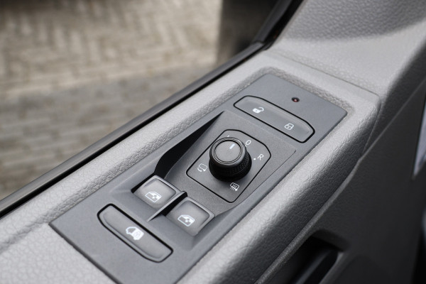 Volkswagen Transporter 2.0 TDI L2H1 150 PK BULLI | LED Koplampen | ACC | Camera | CarPlay | Trekhaak | 3-Zitter | Marge | BTW & BPM Vrij | Dealer onderhouden | Nieuwe distributieriem