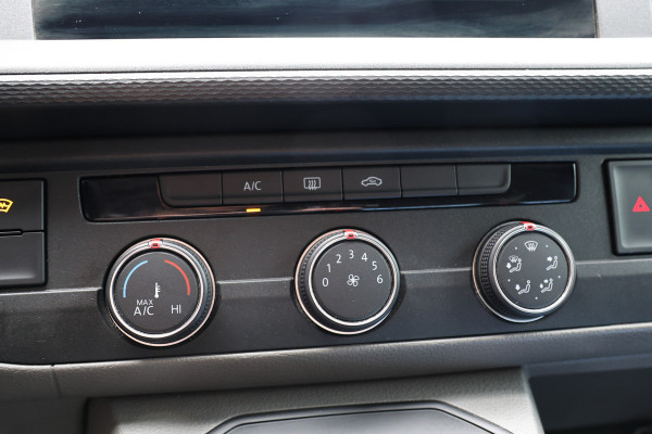 Volkswagen Transporter 2.0 TDI L2H1 150 PK BULLI | LED Koplampen | ACC | Camera | CarPlay | Trekhaak | 3-Zitter | Marge | BTW & BPM Vrij | Dealer onderhouden | Nieuwe distributieriem