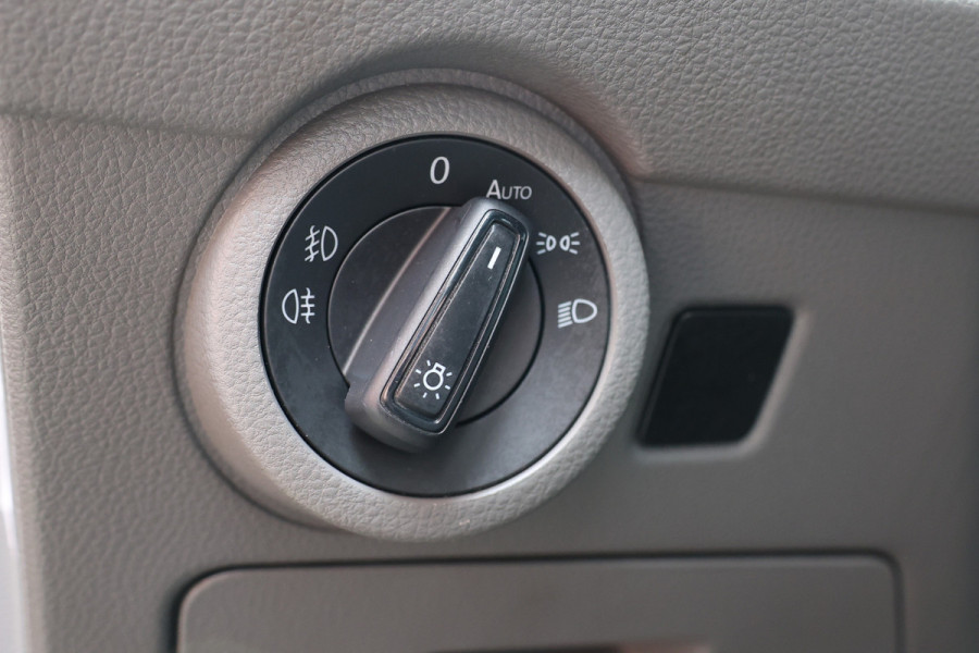 Volkswagen Transporter 2.0 TDI L2H1 150 PK BULLI | LED Koplampen | ACC | Camera | CarPlay | Trekhaak | 3-Zitter | Marge | BTW & BPM Vrij | Dealer onderhouden | Nieuwe distributieriem