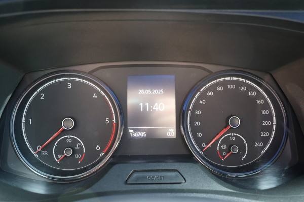 Volkswagen Transporter 2.0 TDI L2H1 150 PK BULLI | LED Koplampen | ACC | Camera | CarPlay | Trekhaak | 3-Zitter | Marge | BTW & BPM Vrij | Dealer onderhouden | Nieuwe distributieriem
