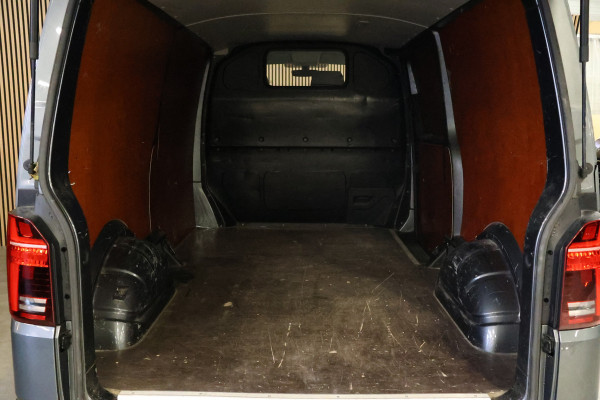 Volkswagen Transporter 2.0 TDI L2H1 150 PK BULLI | LED Koplampen | ACC | Camera | CarPlay | Trekhaak | 3-Zitter | Marge | BTW & BPM Vrij | Dealer onderhouden | Nieuwe distributieriem