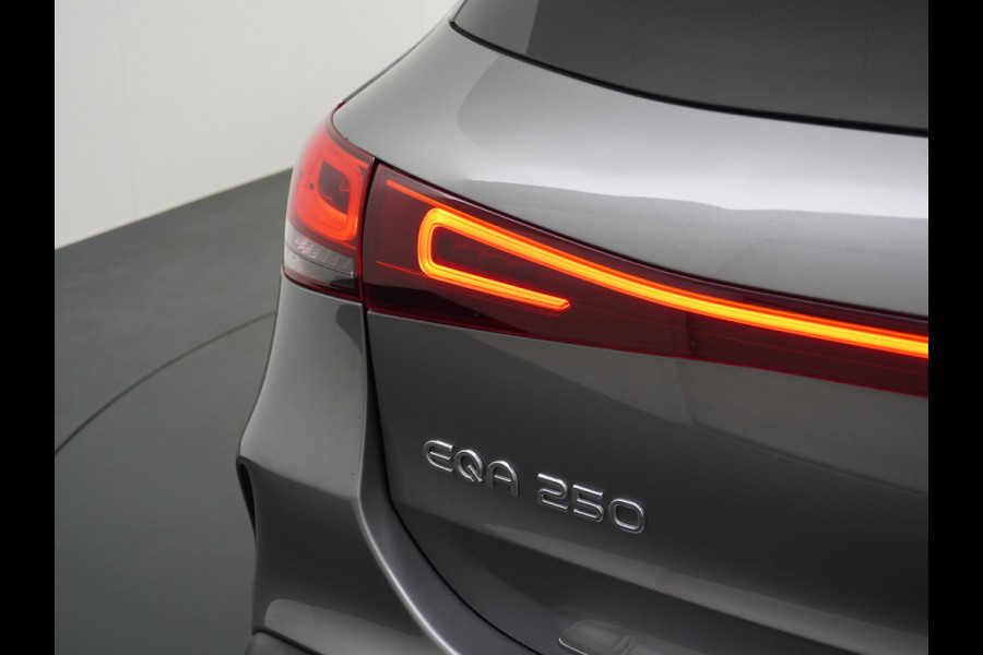 Mercedes-Benz EQA AUT. 250 67kWh AMG Camera Navi Mercedes & Me Apps Apple Carplay Android LED-high-performance WiFi-vb. Multi-Media Active-Park+Re 18" Dodehoek-assistent MBUX-infotainmentsysteem+ spraakbediening Dual-Ecc  Advance Multi-Media WiFi-vb.Licht+RegenSensor Int.Noodoproep Progressive SpoorAssist BordHerkenning Voetganger-Besch Zitcomfortpakket Alu-Dakrails Aut.Gr/Licht Actieve Rem+spoorassistent Orig.NLse auto 8jr/160dkm garantie-accu